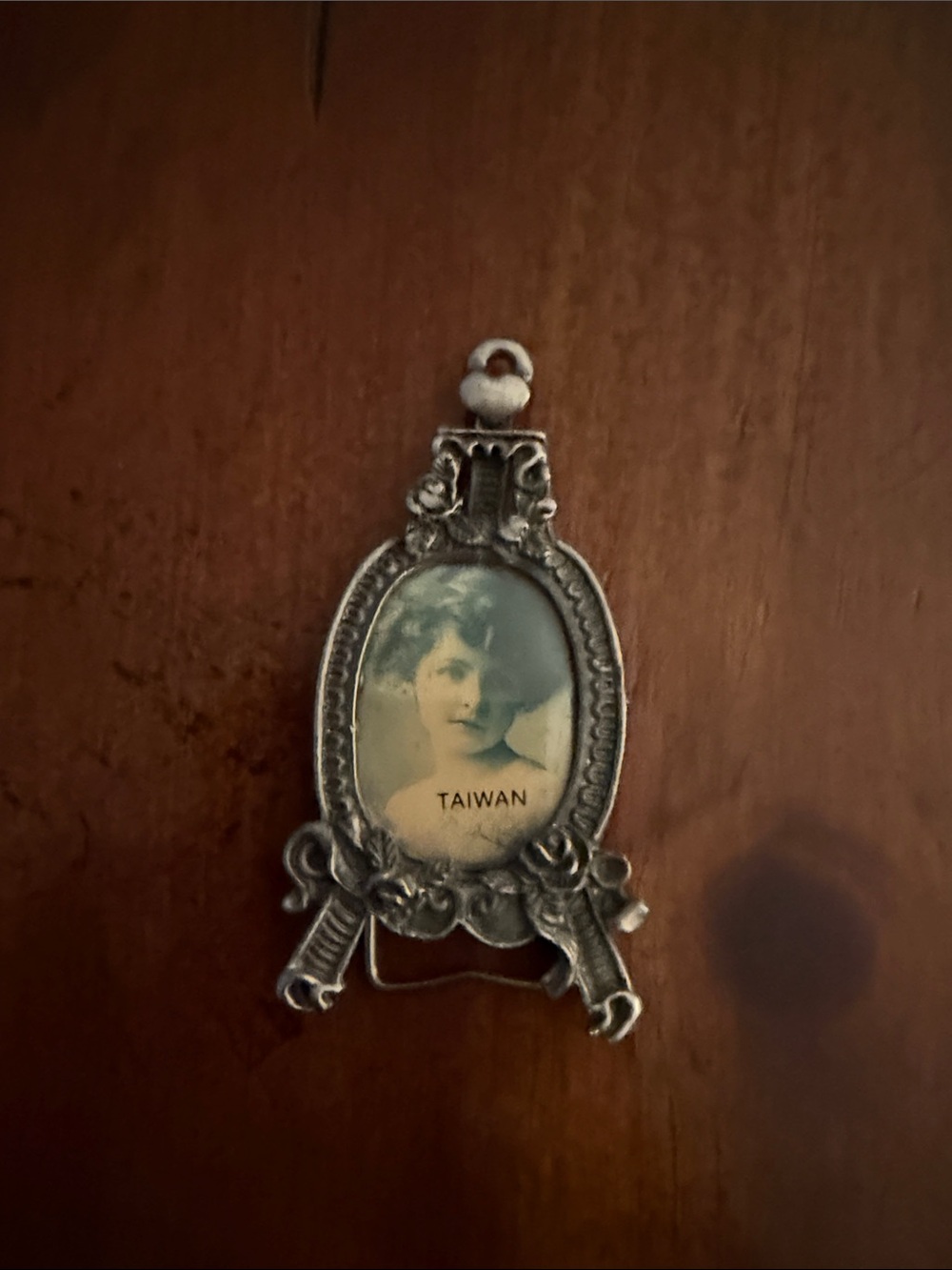 Vintage-Style Silver Photo Pendant Necklace - Silver about 3inches